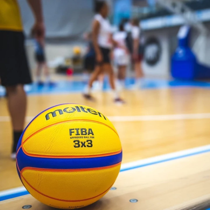 pol_pl_B33T5000-Pilka-do-koszykowki-Molten-3x3-FIBA-8739_1.jpg